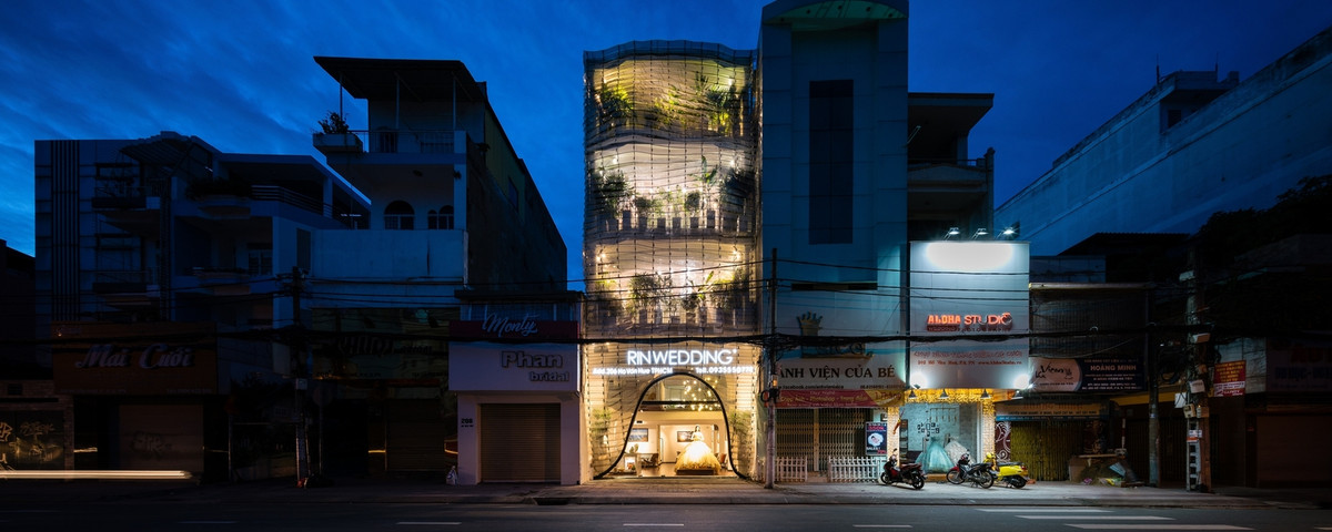 Studio anh vien ao cuoi o SG long lay tren bao Tay