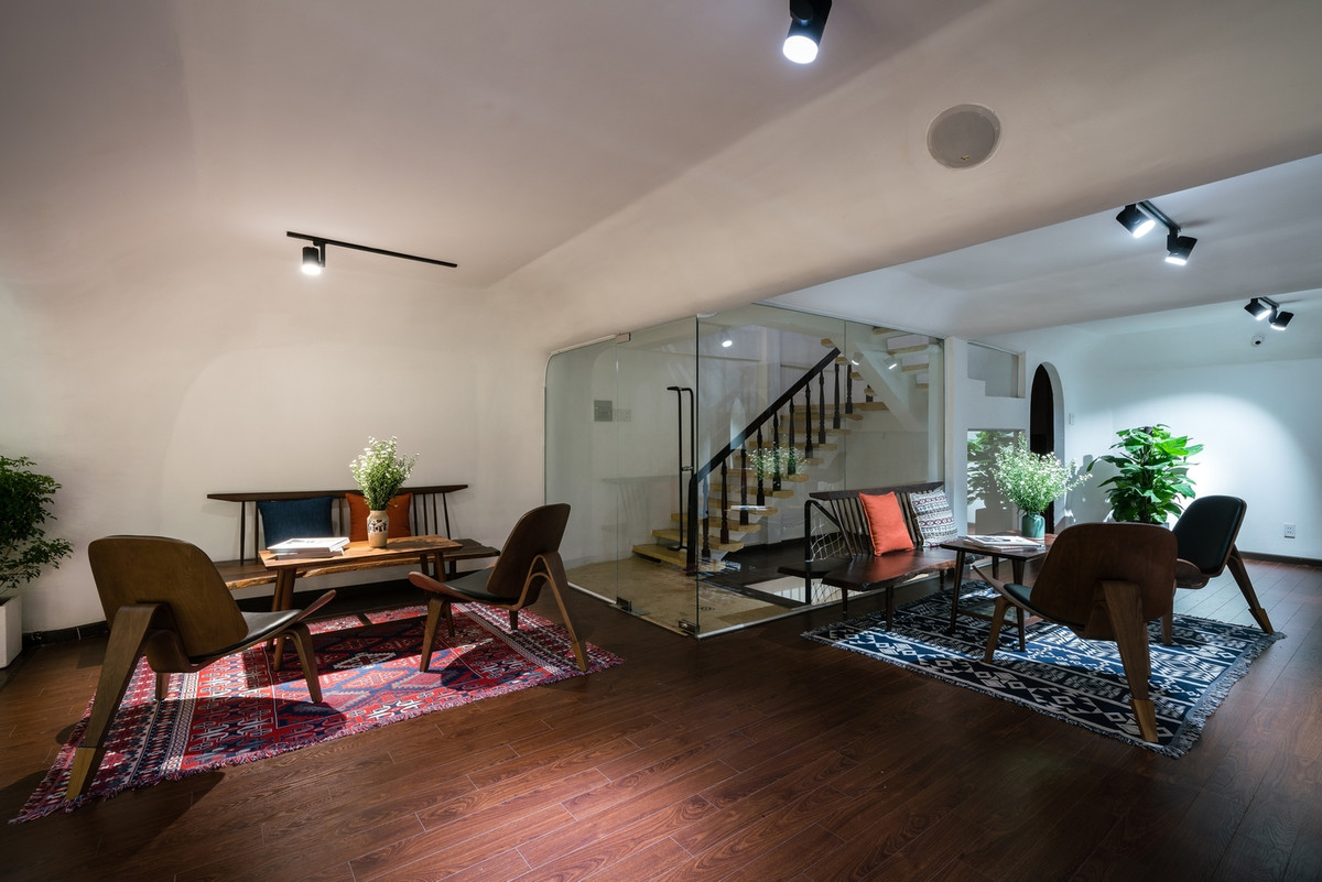 Bàn ghế gỗ mộc mạc.