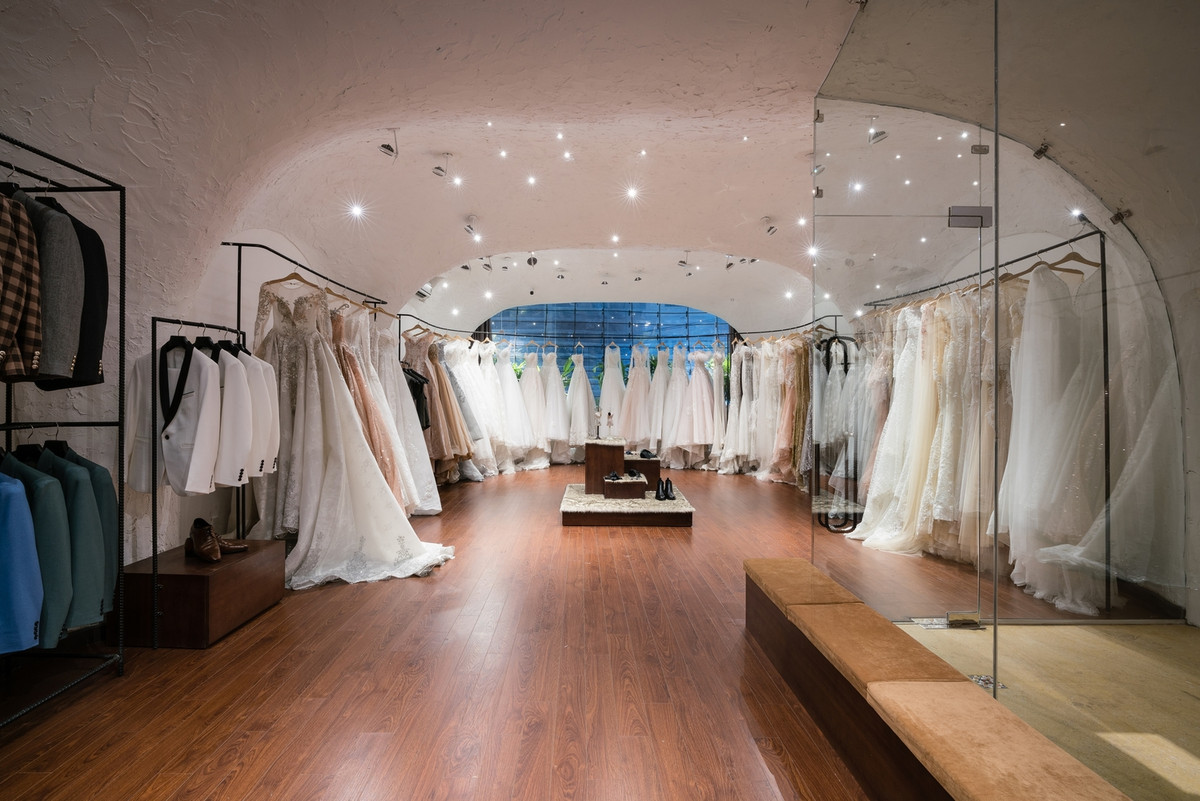 Trần hình vòm 3 chiều thiết kế các loại đèn chiếu sáng bao gồm đèn chiếu váy và đèn nhỏ li ti, tạo hiệu ứng ánh sao.