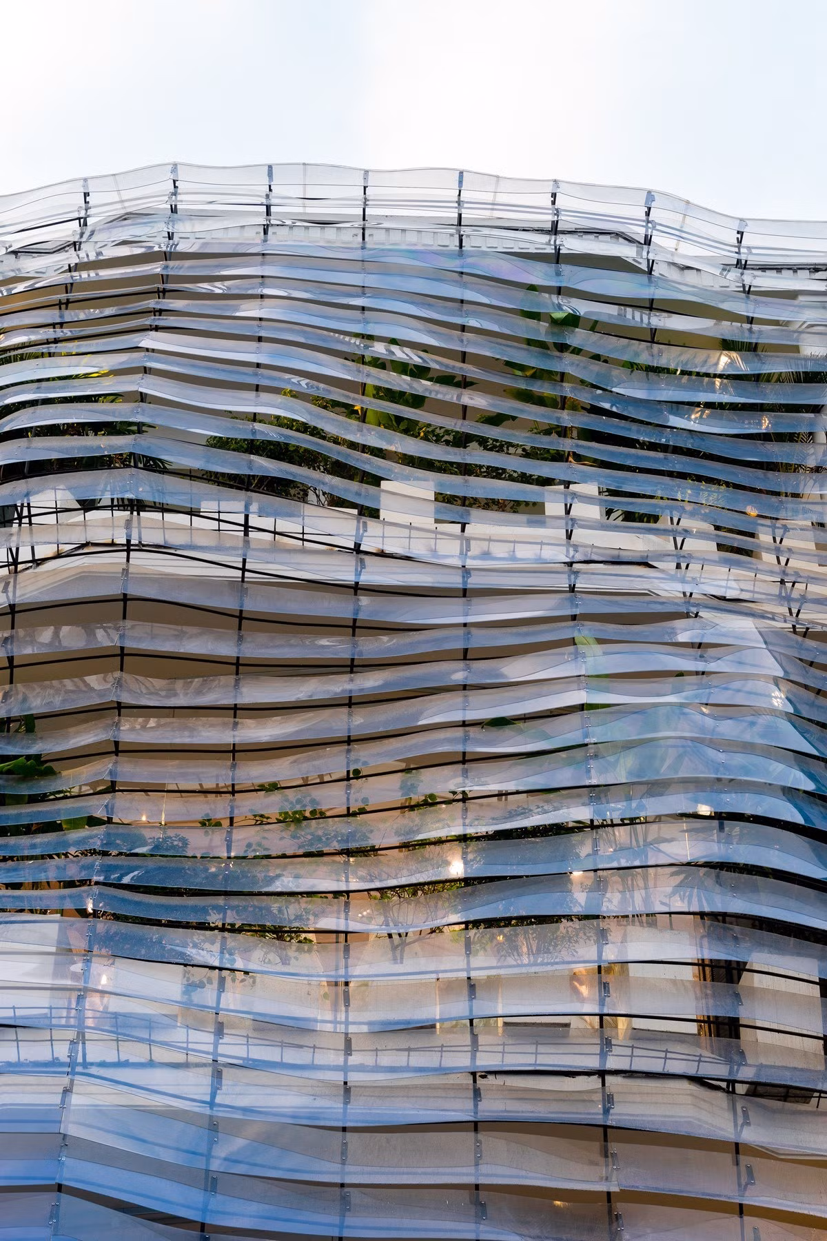 Cận cảnh tạo hình mặt đứng công trình như một chiếc váy cưới.