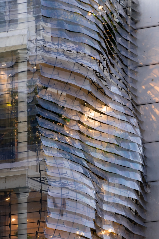 Thay vì biển quảng cáo và những tấm nhôm ốp mặt tiền bí bách, kiến trúc sư đã tạo một lớp đệm uốn cong ngoài mặt tiền ngôi nhà.