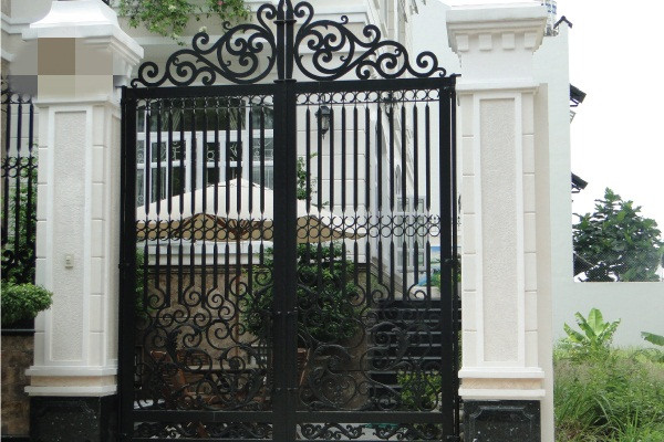 Cổng sắt được trang trí bằng các họa tiết mỹ thuật phù hợp với biệt thự vườn. Ảnh: Santino.