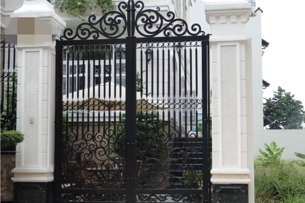 Cổng sắt được trang trí bằng các họa tiết mỹ thuật phù hợp với biệt thự vườn. Ảnh: Santino.