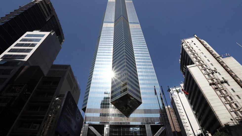 Tòa nhà The Center cao 346m, gồm 73 tầng, tọa lạc tại trung tâm kinh doanh lớn của Hong Kong. Ảnh: SCMP.