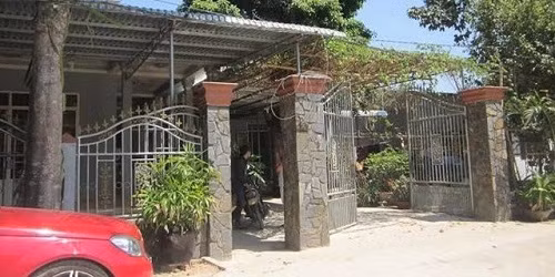 Ngôi nhà có sân phía trước rộng rãi, thoáng đãng. Ảnh: Khám phá.