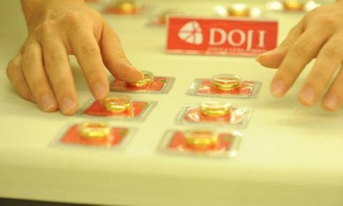 Gia vang hom nay 11/8: Tinh hinh cang thang, giam sau cho thoi