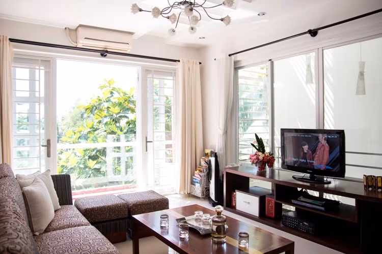 Các phòng trong căn nhà 2 tầng được bố trí tiếp xúc với 2 bề mặt để tạo nguồn ánh sáng dung hòa đến mọi nơi.