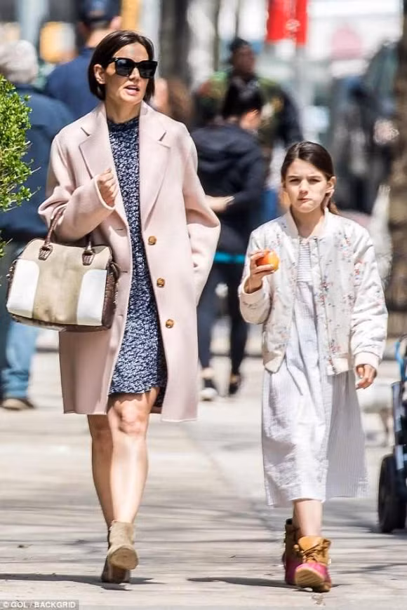 Mới đây, phóng viên bắt gặp Katie Holmes cùng con gái Suri xuất hiện trên đường phố New York. Hai mẹ con diện đồ hài hòa khi ra ngoài tận hưởng ngày cuối tuần thư giãn.