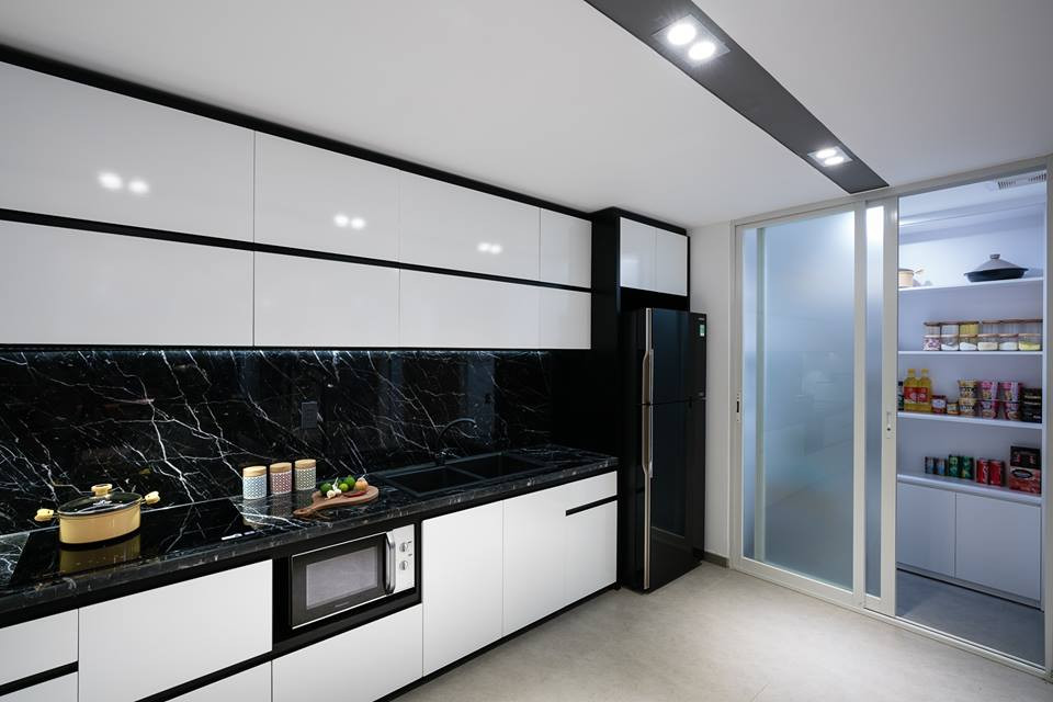 Nhà bếp sang trọng, hiện đại với hai gam màu trắng đen.