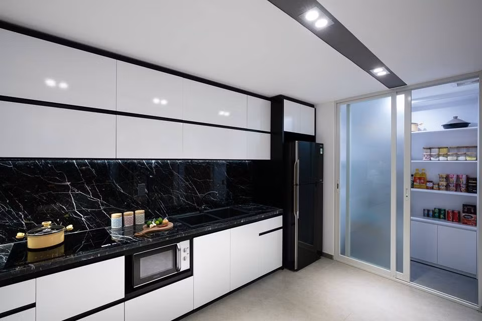 Nhà bếp sang trọng, hiện đại với hai gam màu trắng đen.