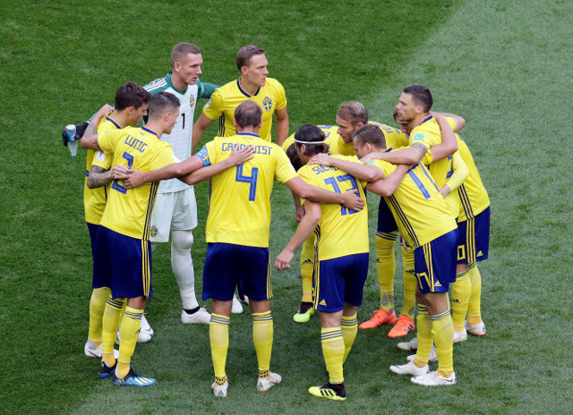 Khi lọt vào vòng tứ kết tại World Cup năm nay, chiếc áo của đội tuyển Thụy Điển trở thành mặt hàng hút khách. Ảnh: AP.