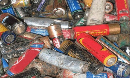 Hầu hết pin đã qua sử dụng đều bị ném vào thùng rác một cách không thương tiếc. Ảnh: IT