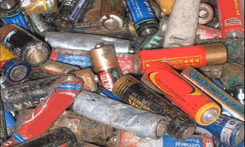 Hầu hết pin đã qua sử dụng đều bị ném vào thùng rác một cách không thương tiếc. Ảnh: IT