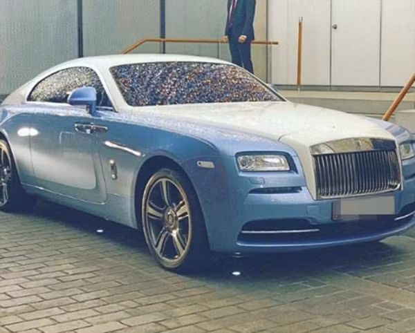 Chiếc Roll Royces với bề mặt được phủ đá quý của một thành viên trong Hội con nhà giàu