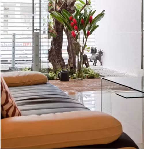 Cửa kính giúp phòng khách tận dụng tối đa vai trò của ánh sáng tự nhiên.