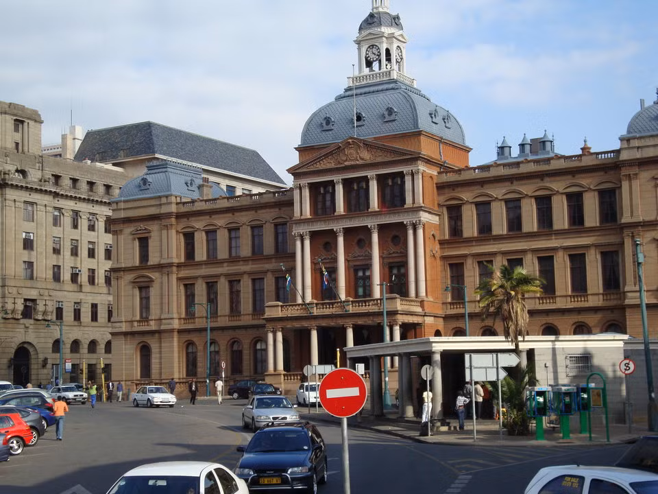 Ông sinh ngày 28/6/1971 tại Pretoria, Nam Phi. Năm 12 tuổi, Elon Musk bán được mã nguồn game đầu tiên của mình với giá 500 USD.