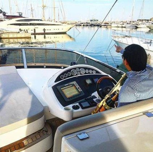 Thiếu gia Đức thưởng ngoạn trên du thuyền cùng chai champagne.