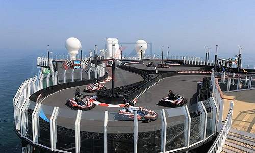 Đặc biệt nhất là trên tàu có hẳn một đường đua xe điện Go-Kart hai tầng. Tại đây, các tay đua có thể phóng tới vận tốc 50 km/h.