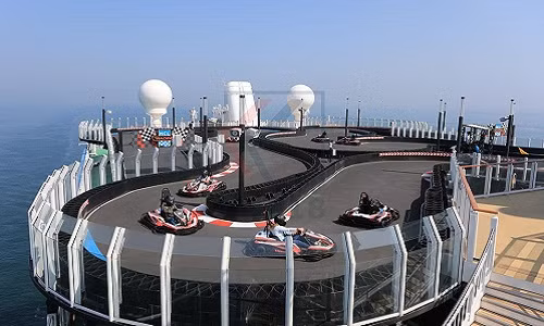 Đặc biệt nhất là trên tàu có hẳn một đường đua xe điện Go-Kart hai tầng. Tại đây, các tay đua có thể phóng tới vận tốc 50 km/h.