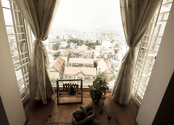 Nhằm tiết kiệm chi phí, nội thất gỗ được mua tại khu đồ cũ.