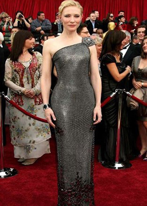 Một bộ cánh khác của Cate Blanchett cũng góp mặt trong danh sách váy xa xỉ bậc nhất lịch sử giải thưởng điện ảnh. Năm 2007, Armani là lựa chọn của người đẹp Australia với thiết kế couture dáng suông màu xám kim loại, đính pha lê Swarovski, giá 200.000 USD (khoảng 4,6 tỷ đồng).