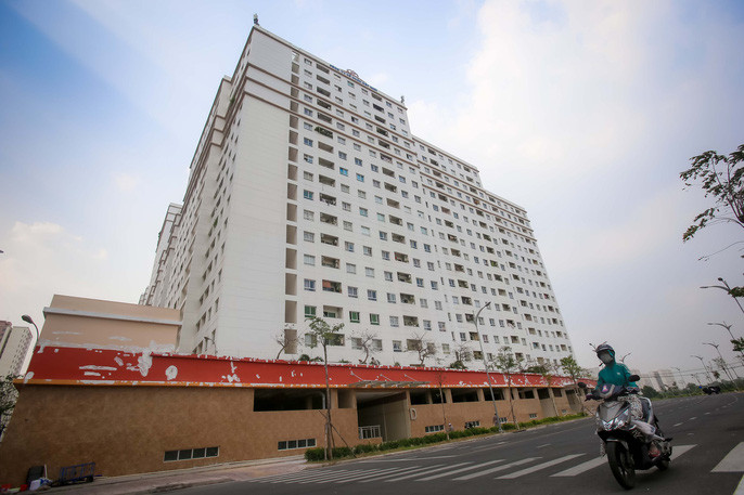 Nguyên nhân là bởi nhiều người dân thuộc diện đền bù nhưng không đủ tiền mua nền tái định cư ở đây, bởi giá bán khá đắt đỏ nên người nghèo mua nổi đành bán lại suất nhà của mình cho người khác.