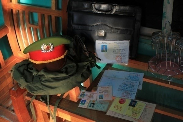 Chiếc mũ và giấy tờ của một chiến sĩ cảnh sát hy sinh vì tội phạm ma túy được một lãnh đạo Bộ Công an tặng cho Khu trưng bày.