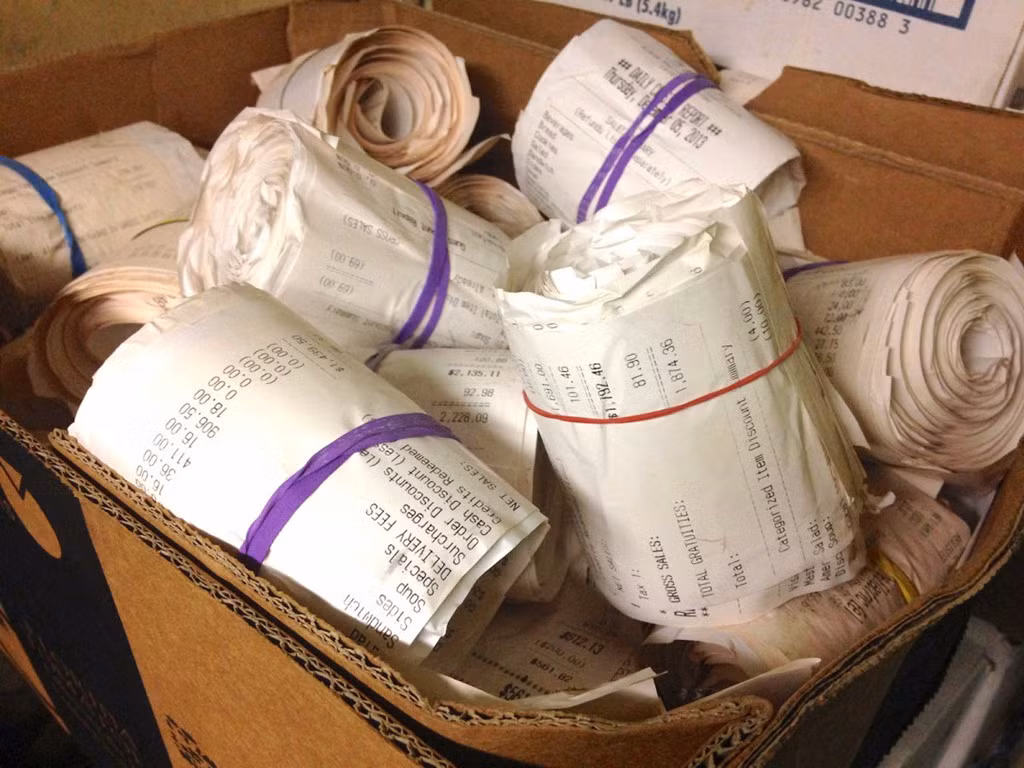 5. Bạn bị yêu cầu báo cáo chi tiết về thời gian làm việc và chi phí công tác "Bất ngờ tăng cường kiểm soát là điều ít được phòng kế toán đề xuất", Robert Dilenschneider - tác giả của cuốn "50 Plus: Critical Career Decisions for the Rest of Your Life" (Tạm dịch: 50+ Những quyết định sự nghiệp quan trọng cho phần đời còn lại), cho biết. "Đó là khi sếp tin rằng bạn đang làm lãng phí thời gian và chi tiêu quá đà. Dù bạn hoàn toàn vô tội cũng chẳng giải quyết vấn đề gì. Hãy chuẩn bị tinh thần khi bạn là người duy nhất bị kiểm soát theo cách như vậy”.