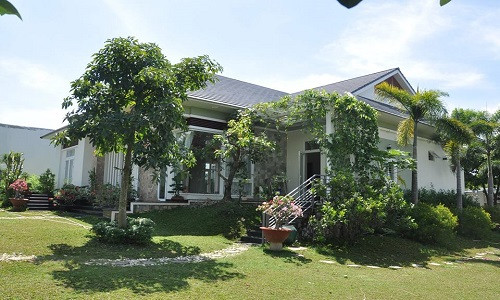 Biệt thự mái thái gây ấn tượng ngay từ kiến trúc bên ngoài với khoảng sân vườn xanh hút mắt.