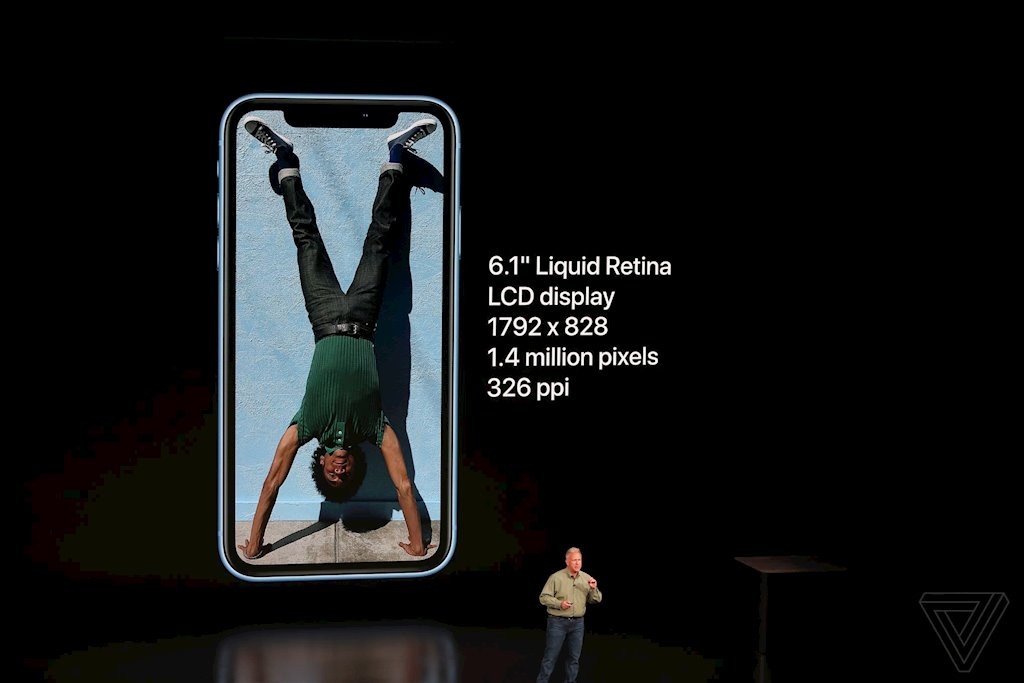 iPhone Xr có màn hình LCD 6,1 inch, lớn hơn iPhone 8 Plus nhưng nhỏ gọn. Máy dùng cụm camera TrueDepth như iPhone X và trang bị chip A12 Bionic như iPhone XS và XS Max.