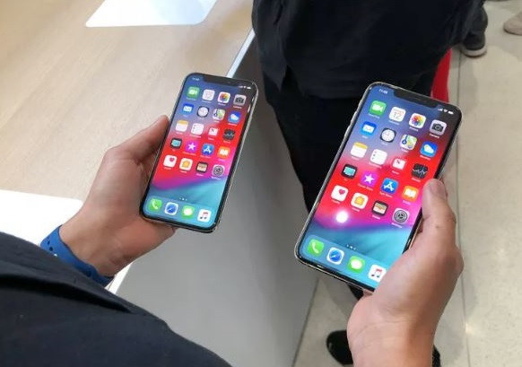iPhone XS và XS Max đều có 3 phiên bản bộ nhớ: 64 GB, 256 GB và 512 GB. iPhone XS giá từ 999 USD và XS Max từ 1.099 USD. Apple sẽ mở đặt hàng trước từ ngày 14/9, và bắt đầu giao hàng từ 21/9.
