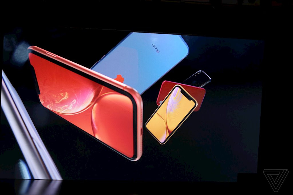 iPhone XR có pin dài hơn 1,5 tiếng so với iPhone 8 Plus và các lựa chọn về màu sắc trắng, đen, xanh biển, cam đào. Nguồn ảnh: The Verger.