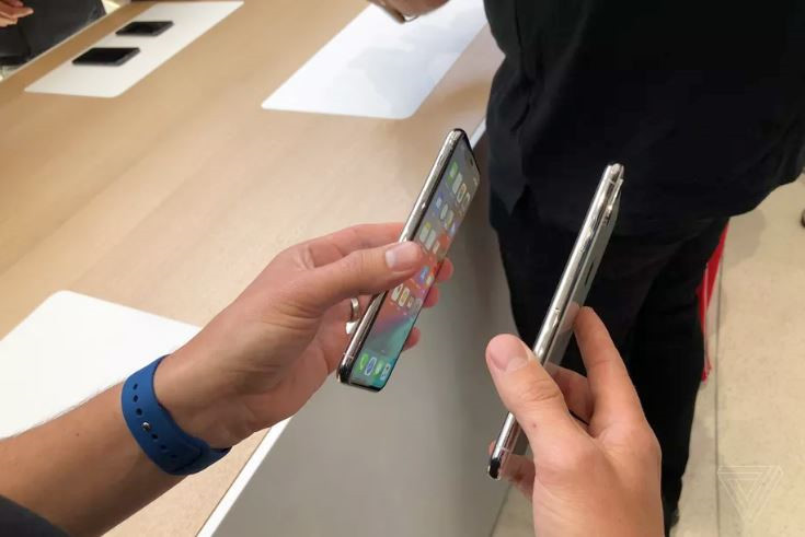 Không chỉ được trang bị khả năng chống nước chuẩn IP68, iPhone Xs và Xs Max còn hỗ trợ âm thanh hai kênh rộng hơn, ấn tượng hơn.