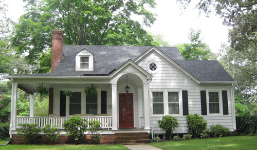 Sân trước nhà thiết kế trải thảm cỏ vừa đơn giản vừa tạo được không gian thoáng đãng. Ảnh: Bancongxanh.