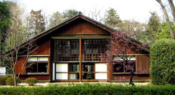 Nhà cấp 4 sân vườn đẹp theo phong cách Nhật Bản với cảnh quan được cắt tỉa gọn gàng. Ảnh: Bancongxanh.