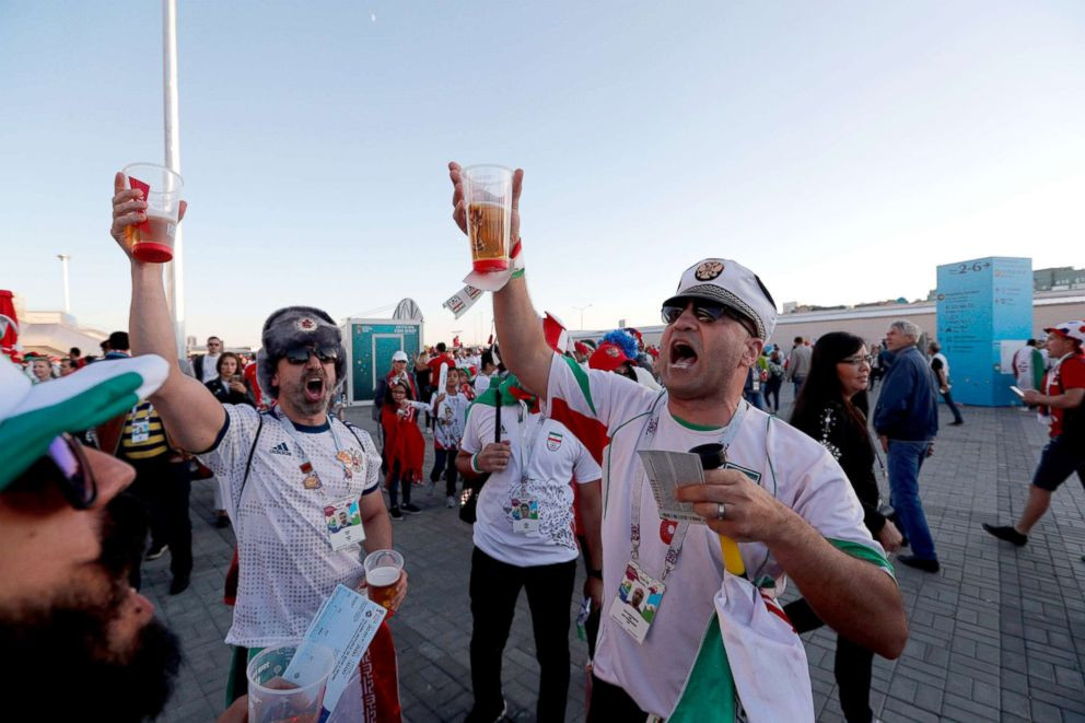 Một người bán bia trên phố có thể kiếm được 10.000 rúp/đêm (khoảng 3,7 triệu đồng). Ảnh: ABC News.