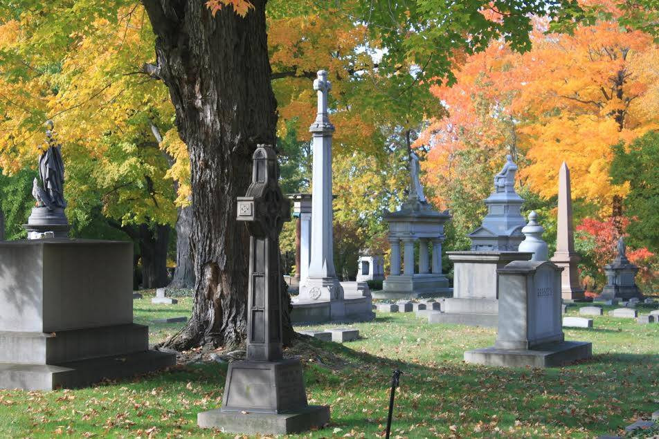 Giá thấp nhất cho một ngôi mộ ở đây cũng đến 8.000 USD trong khi chi phí tại các nghĩa trang bình thường chỉ là 1.000 USD/suất. Ảnh: Printest.