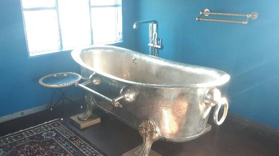 Bồn tắm riêng trong phòng sang trọng. Ảnh: TripAdvisor.