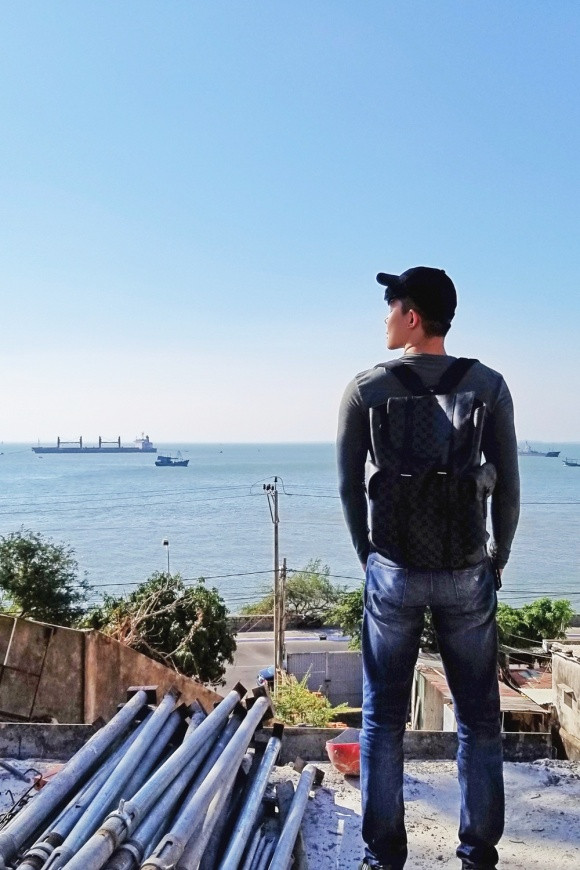 Biệt thự có vị trí tuyệt đẹp, lưng tựa núi và tầm nhìn hướng ra biển. Ảnh: NLĐ.