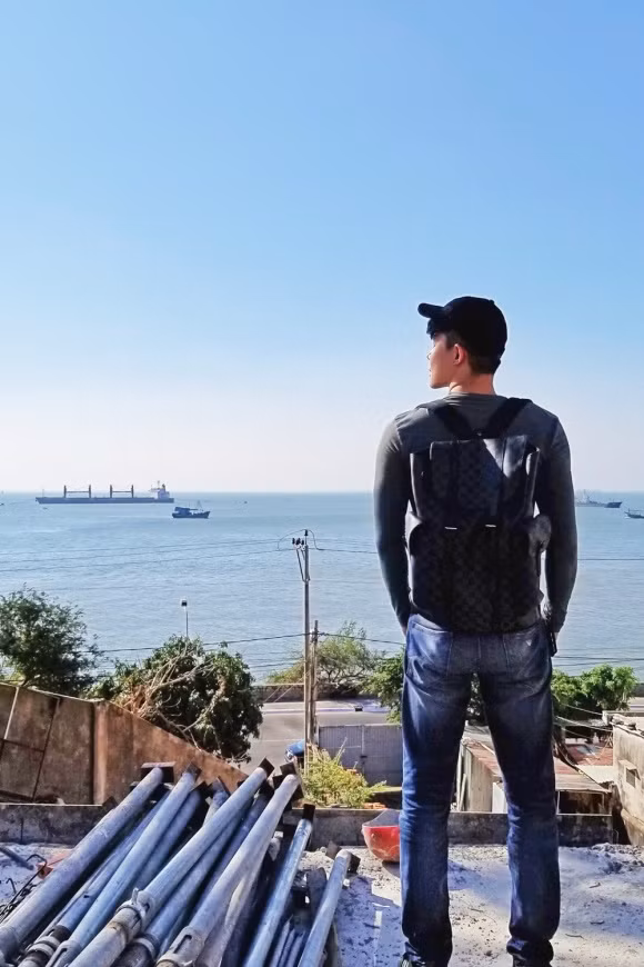 Biệt thự có vị trí tuyệt đẹp, lưng tựa núi và tầm nhìn hướng ra biển. Ảnh: NLĐ.