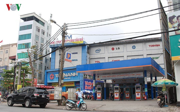 Một cửa hàng xăng khác trên đường Láng nằm ngay cạnh siêu thị điện máy.
