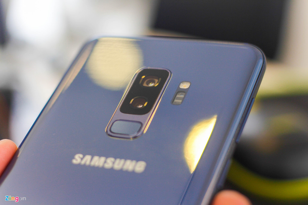 Máy có màu xanh hơi sẫm khi mang vào môi trường thiếu sáng.