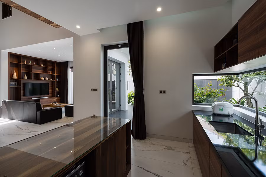 Phòng bếp thiết kế mở cho phép chủ nhân vừa nấu ăn vừa ngắm hoa cây cảnh ngoài sân vườn.