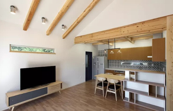 Bên trong ngôi nhà 2 tầng sử dụng toàn bộ đồ nội thất gỗ như kệ TV, bàn ăn, tủ bếp và trang trí trần nhà.