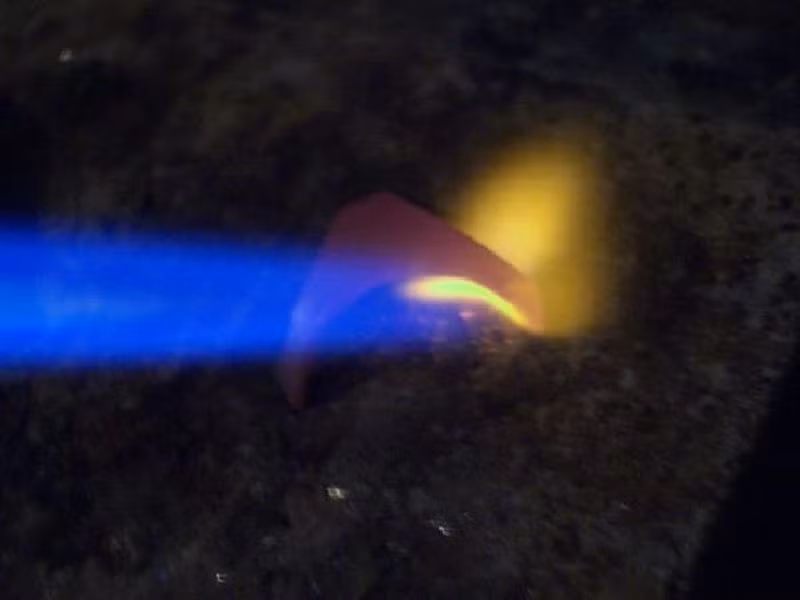 Vàng được nung nóng đỏ bằng đèn khò.