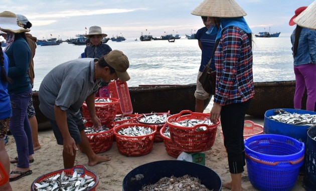 Người dân buôn bán thì chuẩn bị sẵn quang gánh, í ới gọi nhau tìm đến với tàu thuyền. Ảnh: VOV5.