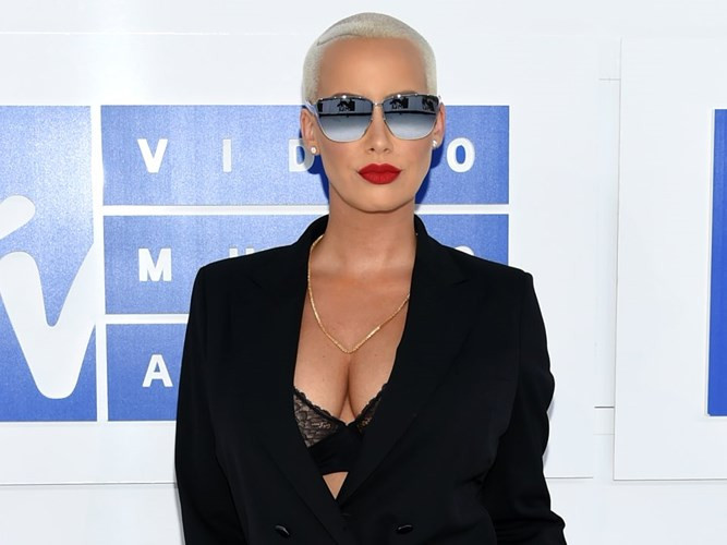 Người mẫu lưỡng tính Amber Rose đã tuyên bố ngưng sử dụng mạng xã hội vì cô muốn dành nhiều thời gian tận hưởng cuộc sống của mình. Sau một tháng, Amber quyết định quay trở lại với mạng xã hội.