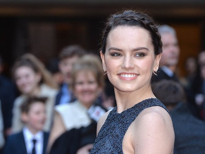 Mỹ nhân "Star Wars" Daisy Ridley cũng là một nạn nhân khác của người xem phim. Ridley phải hứng chịu nhiều sự ghét bỏ từ người hâm mộ Star Wars vì đã sử dụng súng trong bộ phim. Cô nhanh chóng quyết định xóa bỏ tài khoản Instagram của mình.