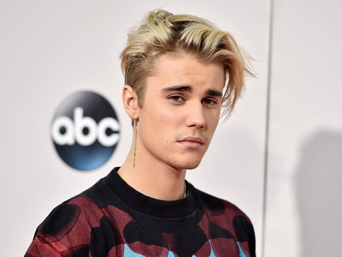 Tháng 8/2016, nam ca sĩ Justin Bieber quyết định xóa tài khoản Instagram với 77,8 triệu người theo dõi sau trận tranh cãi với Selena Gomez khi fan liên tục công kích cô bạn gái mới lúc bấy giờ của anh là Sofia Richie. Tuy nhiên sau 2 tuần, anh đã mở lại tài khoản mạng xã hội.