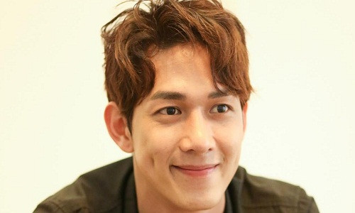 Nam ca sĩ - diễn viên Song Luân.